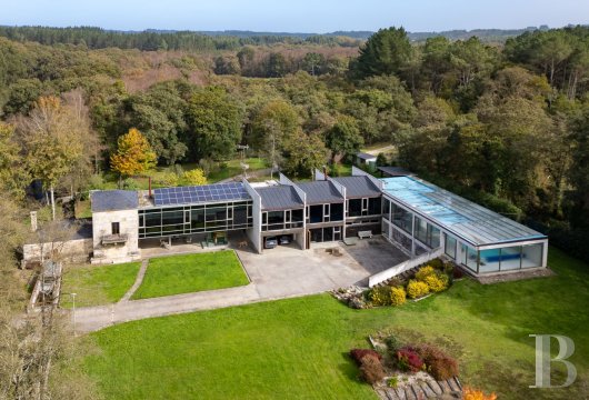On the banks of two rivers, near Friol, a self-contained property combining modern housing and an energy-generating ...