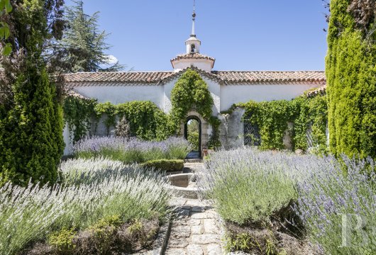 On the outskirts of Madrid, an estate with a chapel, outbuildings and 12 hectares of parkland in the unspoilt surroundings ...