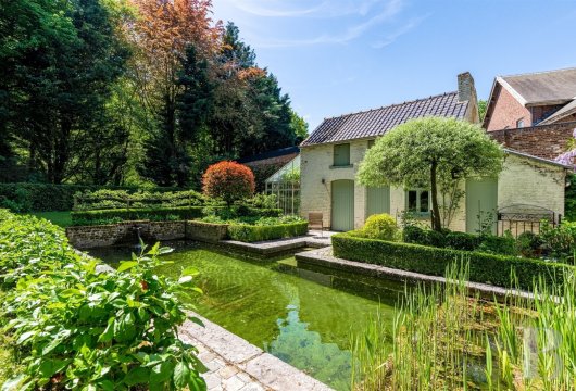 25 km from Brussels, opposite the abbey of Bois-Seigneur-Isaac, a 19th-century bourgeois residence and its landscaped ...