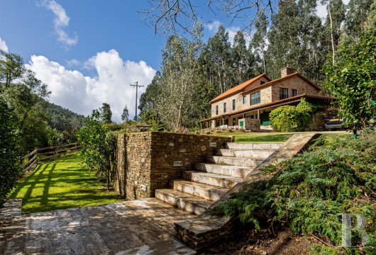 In Rías Altas, Galicia, 25 km from Ferrol, a stone mansion with 3,000 m² of wooded parkland