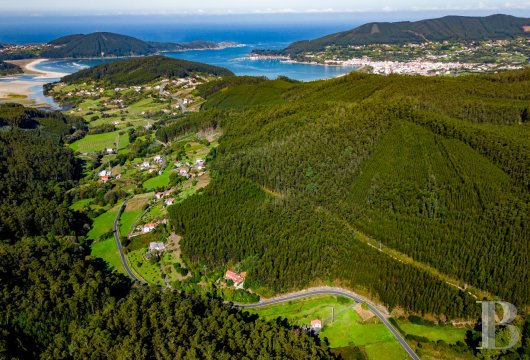 In Rías Altas, Galicia, 25 km from Ferrol, a stone mansion with 3,000 m² of wooded parkland