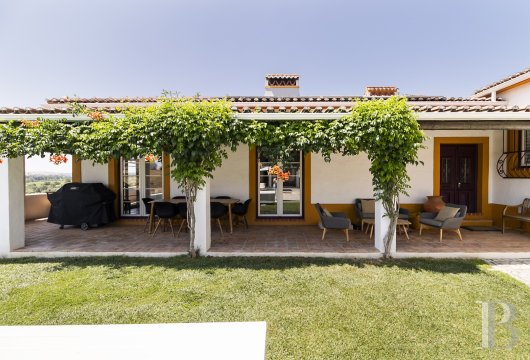 Just a few minutes from Santarém and overlooking the Ribatejo plains, a contemporary energy self-sufficient property.