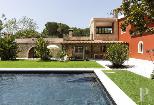 35 minutes from Lisbon, between Setúbal and the beaches of Comporta, a 2-hectare estate with century-old pine ...