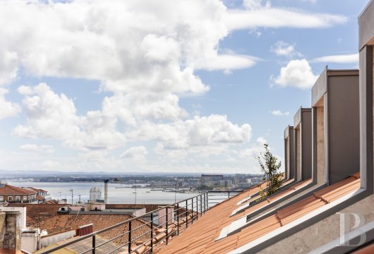In Chiado, in the Palais Ficalho, a duplex apartment with balconies overlooking the Tagus and the city.