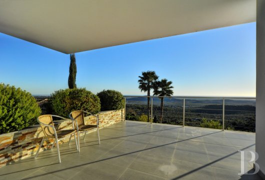 Between Loulé and the Atlantic, in the Algarve, a modern villa in a dominant position on the ocean