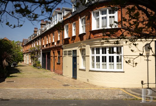 In Old Chelsea, a 2,210 sq ft Victorian townhouse facing the botanical gardens
