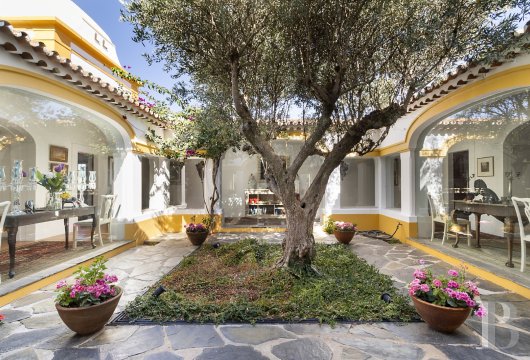 In the Serra d'Ossa, a traditional rural tourism complex covering 70 hectares with a main residence and guest buildings.