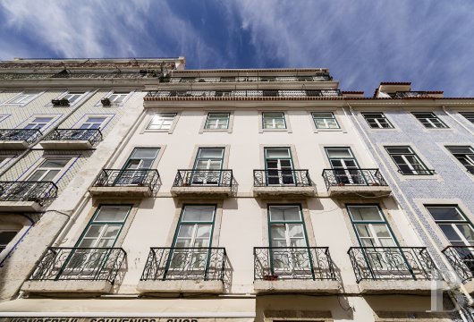 50 metres from Lisbon Cathedral, in the historic Sé district, an 18th-century Pombaline apartment with preserved ...