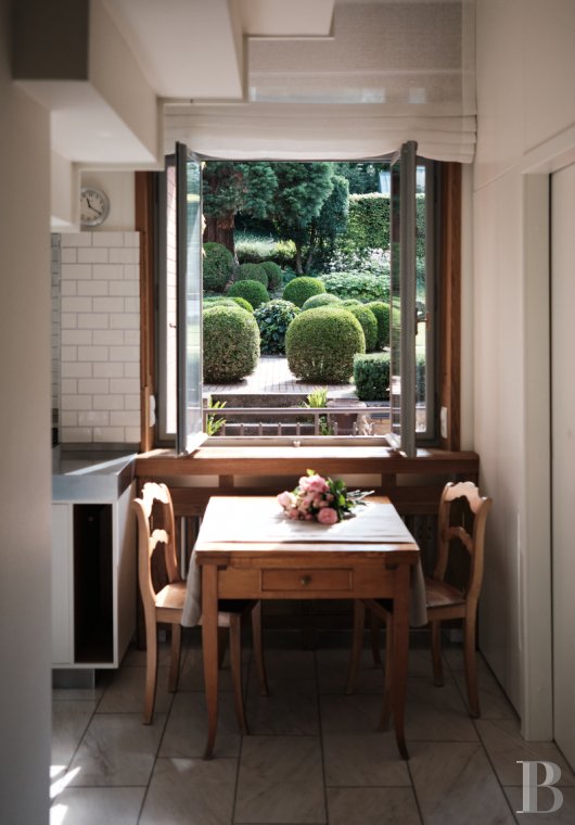 In Heidelberg, in the Bergstrasse district, <br/>a villa of noble proportions and its wooded park