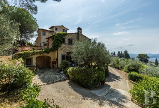 On the heights of Settignano, overlooking Florence, a historic villa with a tower and 5,000 m² landscaped grounds.