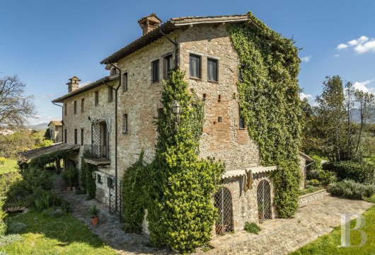 In Umbria, a restored 13th-century watchtower, its annex and its olive grove in production