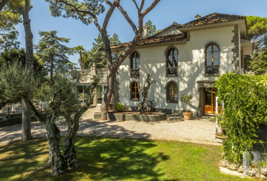 On the heights above Lake Trasimeno, a 1950s villa with preserved finishes, its 2-hectare grounds and outbuilding