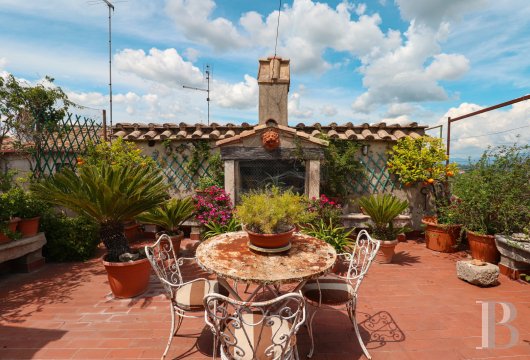 In Lazio, 30 minutes from Rome, a 17th-century attic apartment with a 90 m² terrace