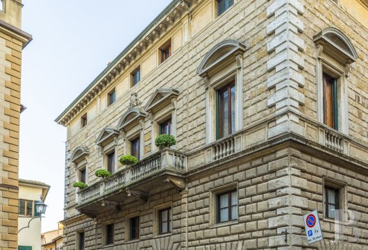 In the heart of Montepulciano, a historic residence with frescoes and panoramic terraces