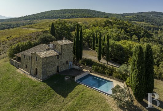 At the gates of Montalcino, a stone house facing the Val d'Orcia and its vineyards