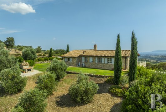 Between the Tyrrhenian Sea and the hills of Maremma, a stone villa and its outbuilding in the heart of 17 hectares ...