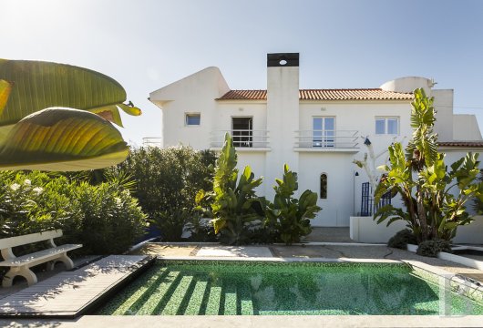 5 minutes from the beaches of Caparica, an architect-designed villa with swimming pool and annexe