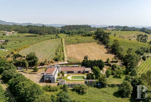 In the heart of Minho, a contemporary villa with five suites on 10,000 m² of wooded grounds