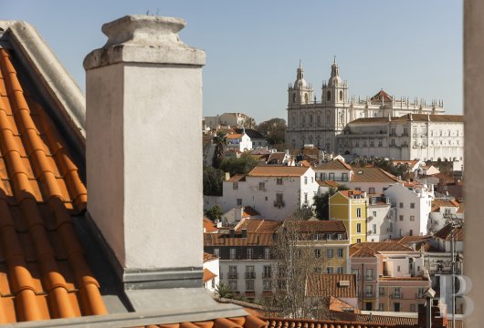 A few steps from São Jorge Castle in Lisbon, a 19th-century Pombaline building steeped in seven centuries of history.