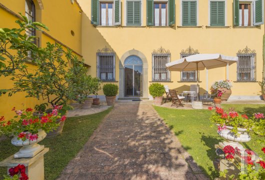 In the Pisan hills, a historic residence and its garden overlooking the Tuscan landscape