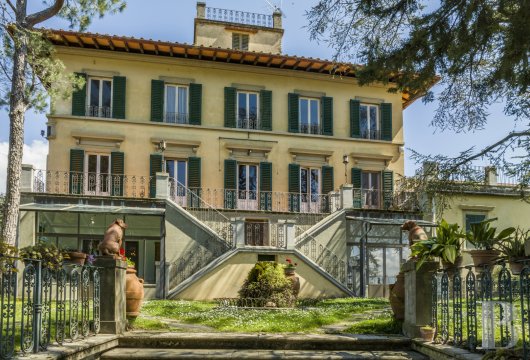 In Settignano, in the Florentine hills, a historic villa and its 7-hectare park overlooking Florence