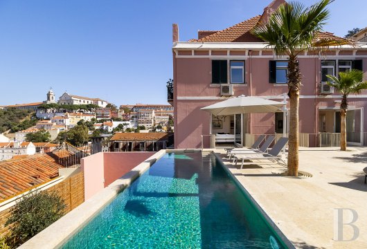 In Lisbon, on Costa do Castelo Street, a three-bedroom apartment with garden and swimming pool