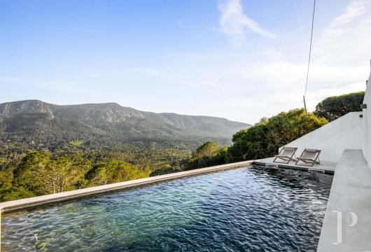 On the heights of the Arrábida Natural Park, contemporary architecture facing the Serra, its lands and its panorama.