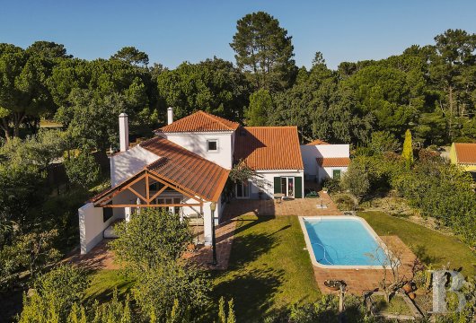 Opposite the Quinta do Peru golf course in Azeitão, a four-bedroom villa with swimming pool and garden