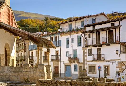In Candelario, a listed village in the Sierra de Béjar, an 18th-century traditional artisan residence