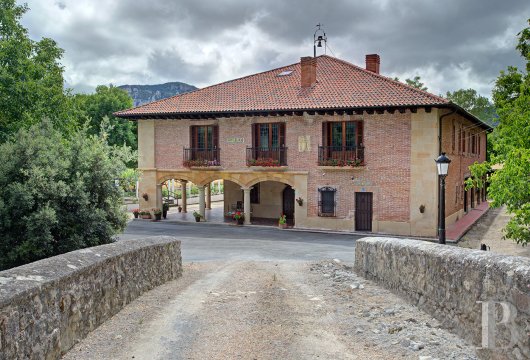 In the Valdegovía valley, in Álava, a historic 16th-century residence, accessible via a Roman bridge.