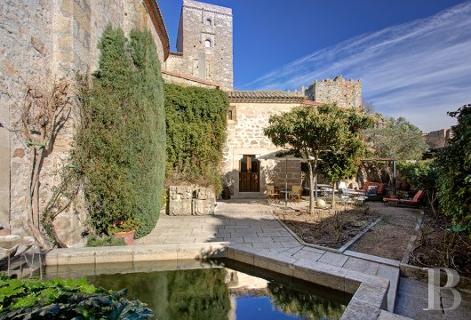 In the historic center of Trujillo, a 16th-century church and its outbuildings face the ancient cistern.