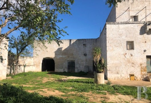 In Carovigno, Puglia, a 900 m² old farmhouse facing the sea in the heart of 28 hectares of agricultural land.