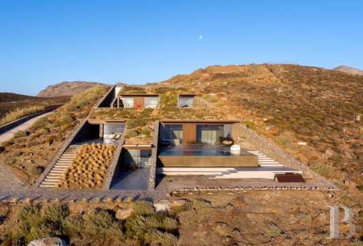 In Serifos, near Agios Sostis, a contemporary villa of 365 m² facing the Aegean Sea