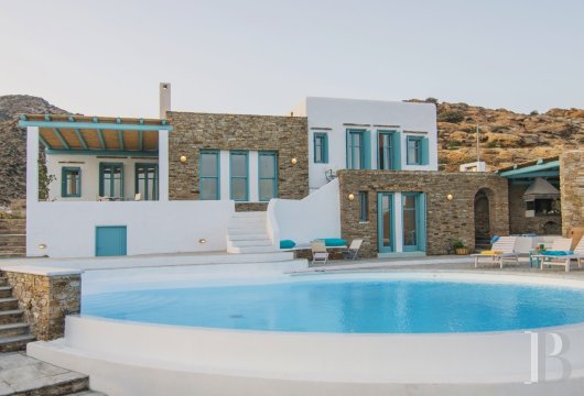 In Magganari, a 200 m² villa with infinity pool on 900 m² of land