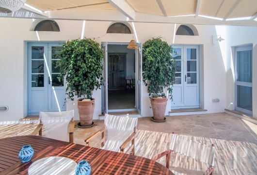 In Grikos, a 300 m² villa 160 metres from the Aegean Sea