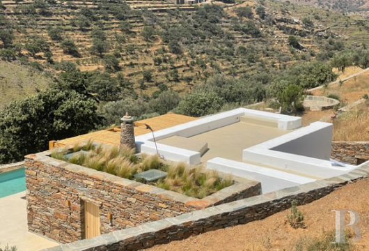 In Kea, 5 minutes from Chora, a 126 m² stone villa and cave suite on 12,000 m² of land
