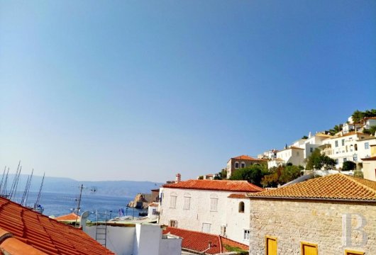 In Hydra, 150 metres from the harbour, a detached house of 190 m² renovated in 2023 with four bedrooms.
