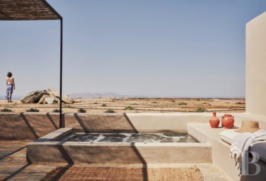 In Isternia, Tinos, a hotel overlooking the Aegean Sea, inspired by the wisdom of cyclical cellars