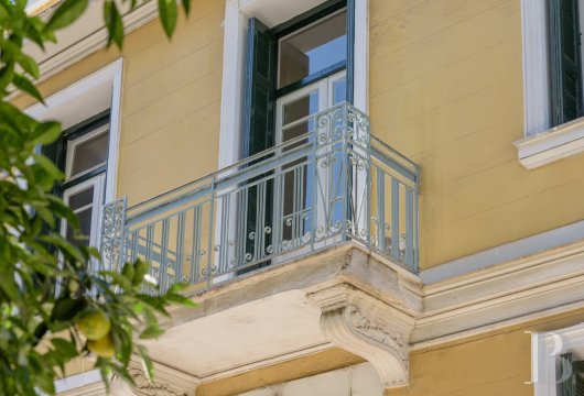 On the streets of Athens, a 354 m² neoclassical building on four levels, built at the beginning of the 20th century, ...
