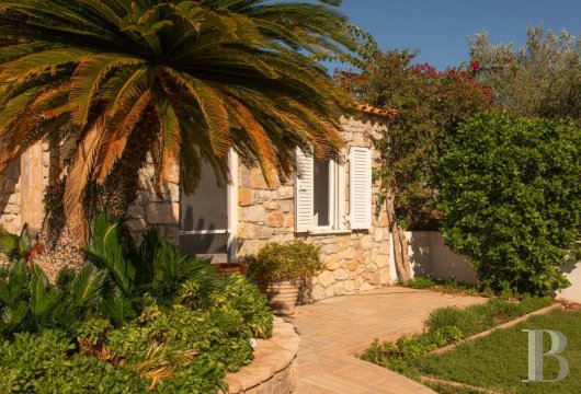 In Petrothalassa, near Ermioni, a stone house with a swimming pool and direct access to the beach