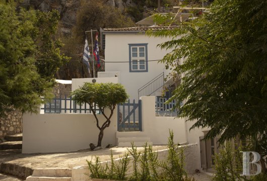 In Hydra, three minutes from the harbour, a 125 m² stone house built in 1903