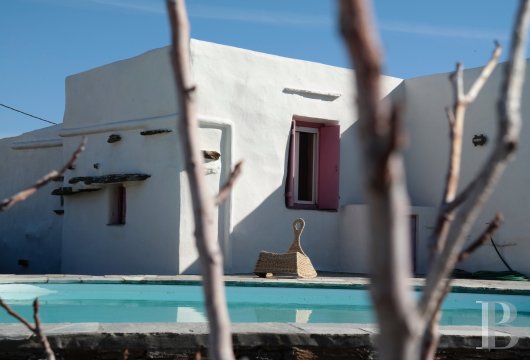 In Sifnos, a property with guest house and swimming pool on 1,740 m² of wooded land