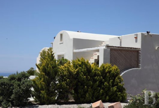 In Oia, Santorini, a 174 m² house on three levels with a separate studio and a 1,500 m² garden facing the caldera.