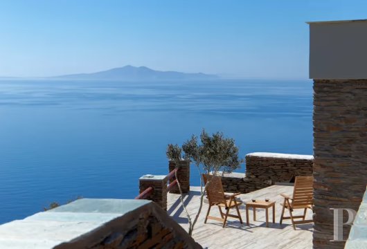 In Kaparia, a 170 m² residence with a separate guest house on 11,213 m² of agricultural land planted with olive ...