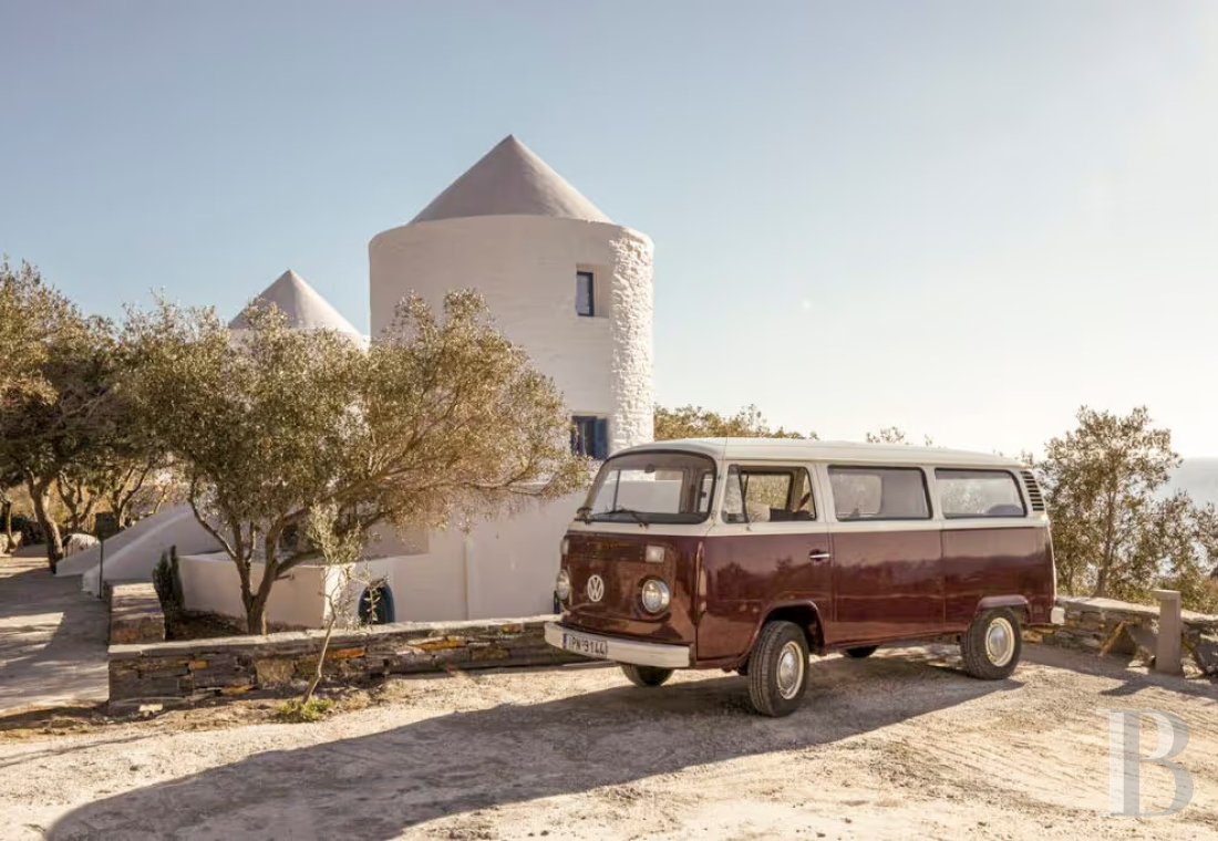 Near the beaches of Skiathos,<br/>a contemporary villa of 351 m² with a swimming pool in a garden of maritime pines