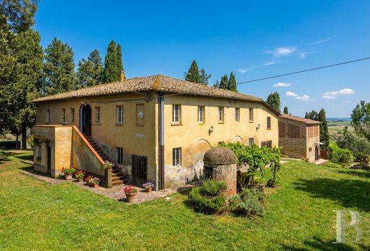Near Volterra, a stone house with 15 hectares of land planted with olive trees, a panoramic swimming pool and a ...