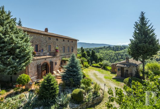 Between Umbria and Tuscany, a farmhouse divided into apartments on over 30 hectares of private land