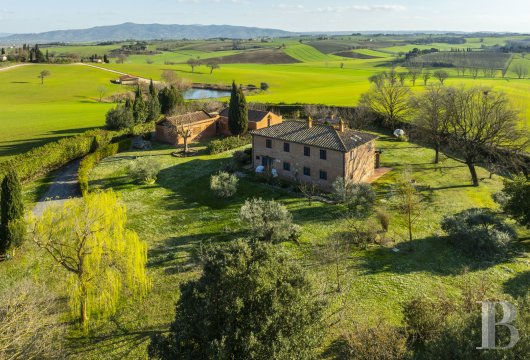 In the hills between Umbria and Tuscany, a farmhouse with panoramic views of Lake Trasimeno