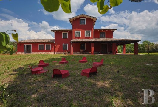 In the Tuscan Maremma, near Saturnia and Capalbio, a 510 m² farmhouse on 13 hectares of land and garden with access ...