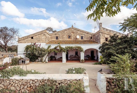 In the countryside near Ciutadella, Menorca, a 100-hectare agricultural and residential property with 1,760 m² ...